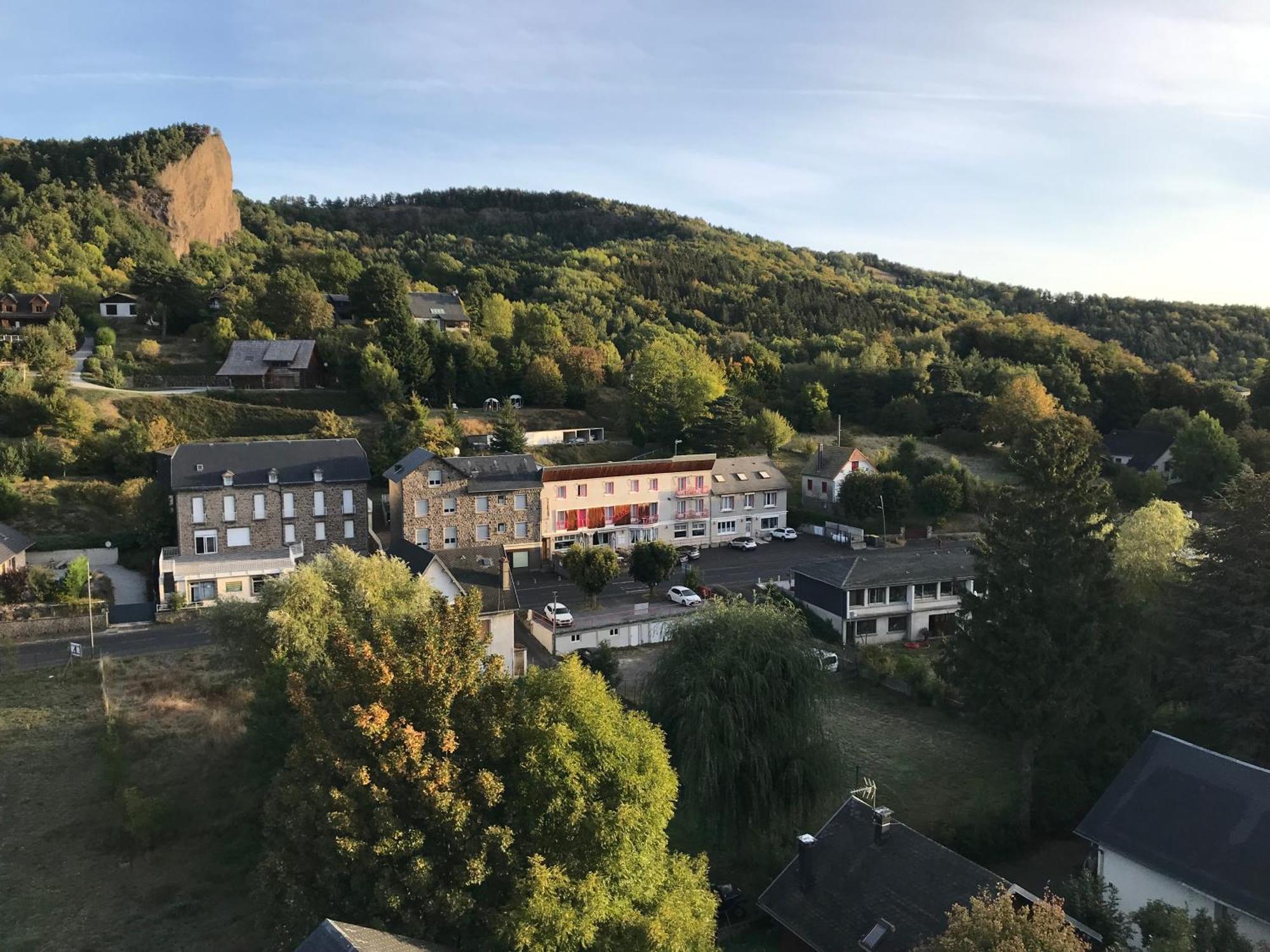 Hotel Restaurant Le Grillon Шамбон-сюр-Лак Экстерьер фото